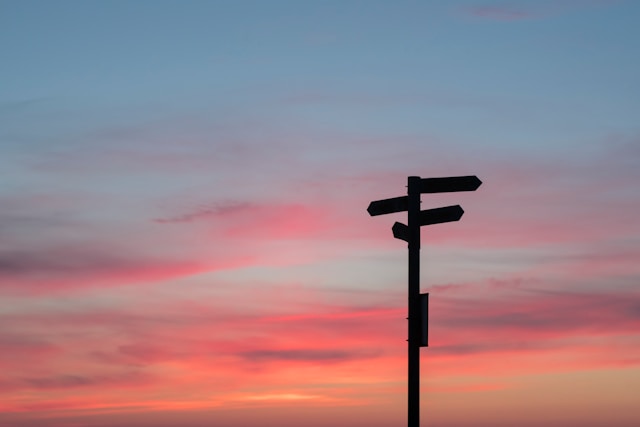 Directional paths on a pole with arrows and landmarks